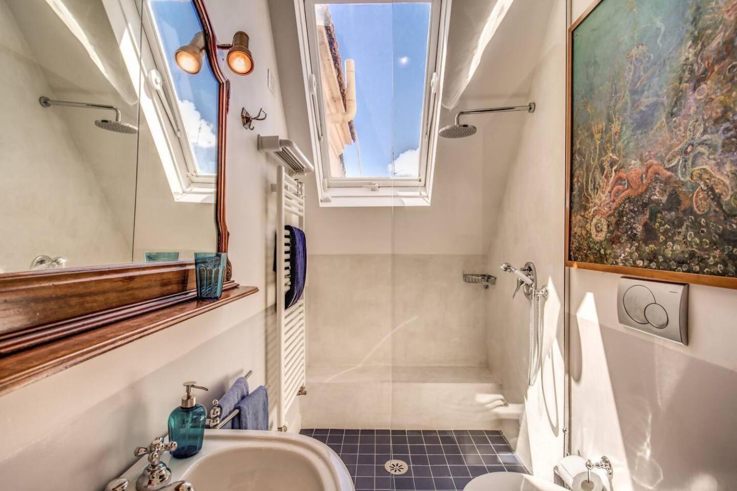 Attic With Terrace Overlooking St Peters Basilica Rome Buitenkant foto