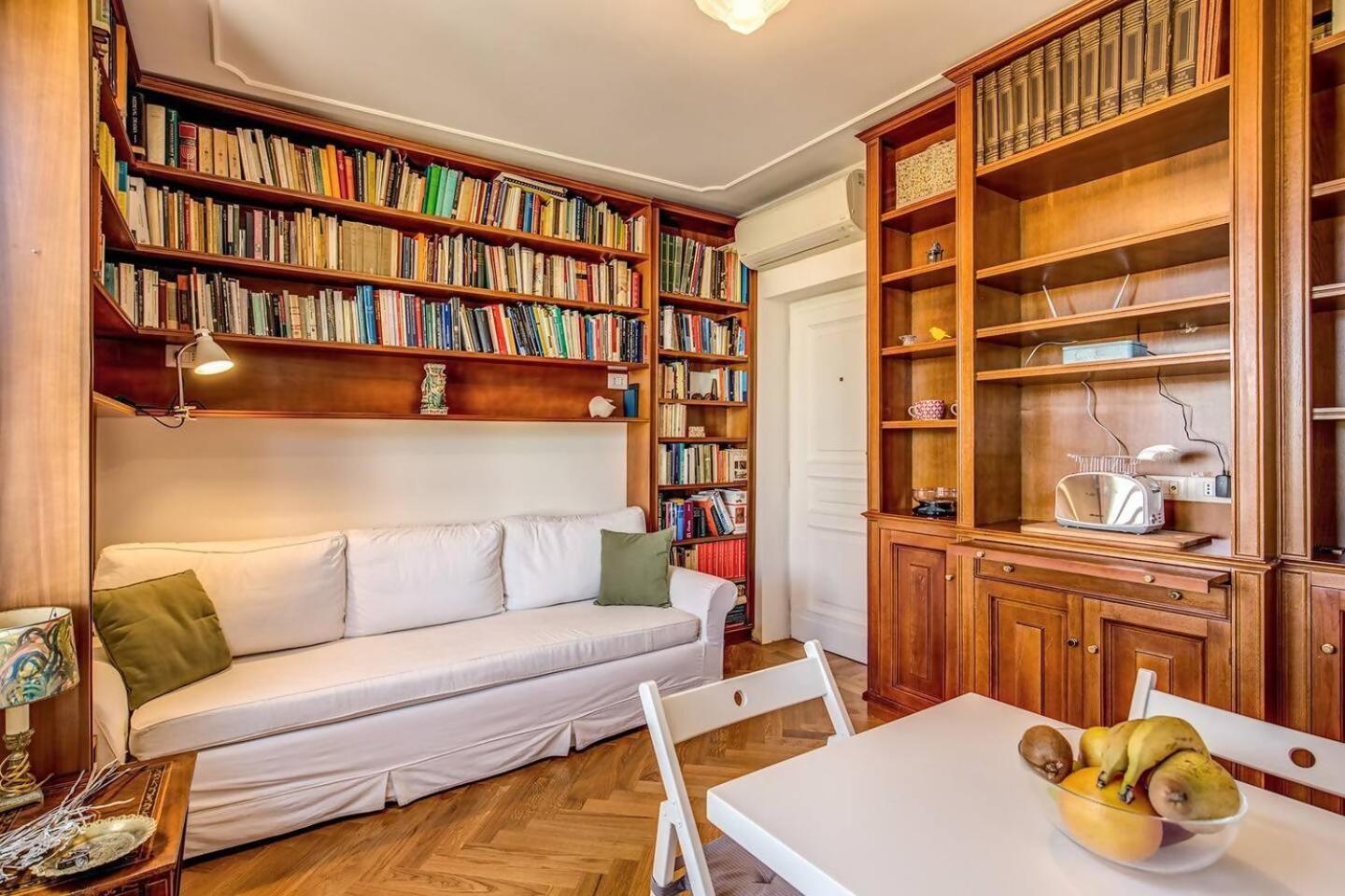 Attic With Terrace Overlooking St Peters Basilica Rome Buitenkant foto